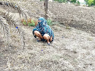 कोमल तुम ऐसे रोड पर मूत रही हो लोगो के लैंड खड़ा हो जाता है ना